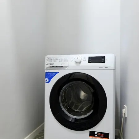Monochrome Chic R61 부다페스트