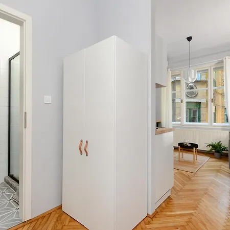 Monochrome Chic R61 *