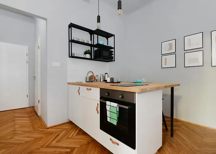 Monochrome Chic R61