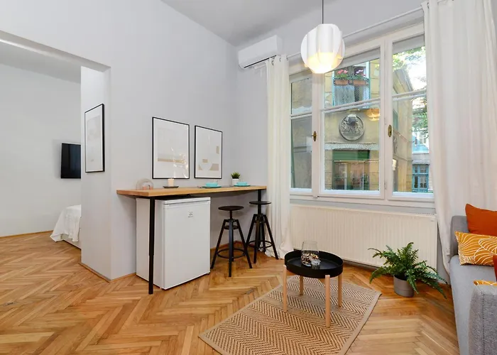 Monochrome Chic R61 Apartmán *
