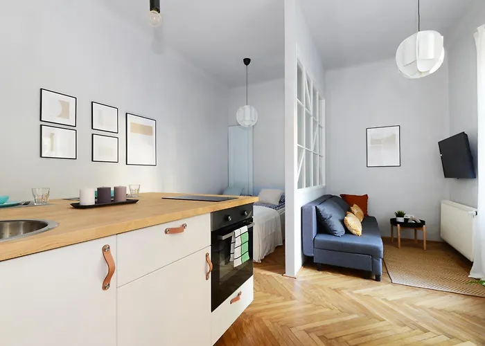 Monochrome Chic R61 Budapešť