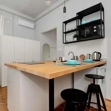 Apartment Monochrome Chic R613