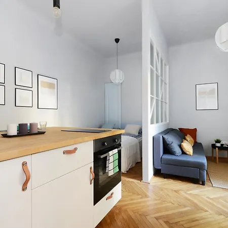 Monochrome Chic R613 Budapest