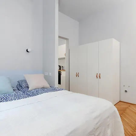 Monochrome Chic R61 Budapest