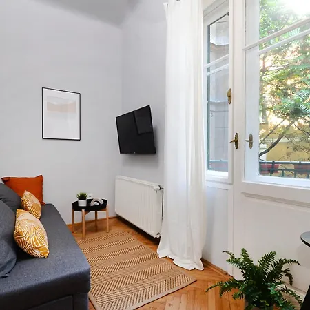 Monochrome Chic R61 Lägenhet