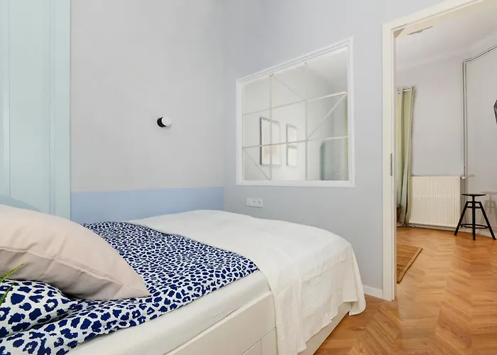 Monochrome Chic R61 Apartman *