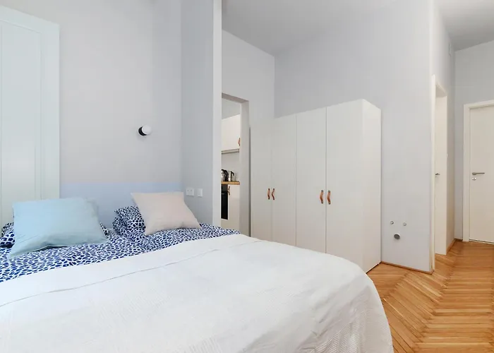 Monochrome Chic R61 Budapeszt