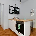 Monochrome Chic R61