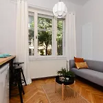 Monochrome Chic R61 * Budapest