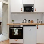 Apartment Monochrome Chic R61