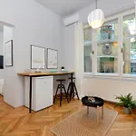 Monochrome Chic R61 Appartement *