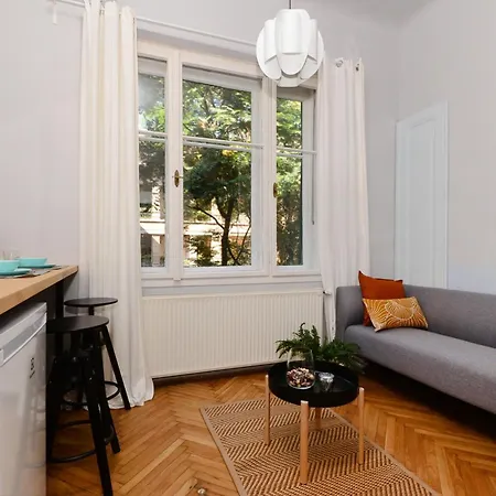 Monochrome Chic R613 * Budapesta
